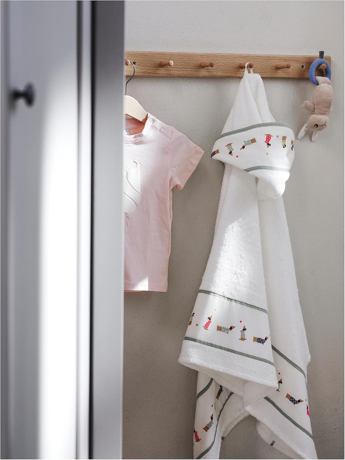 DRÖMSLOTT baby towel with hood, 60x125 cm, puppy pattern/white