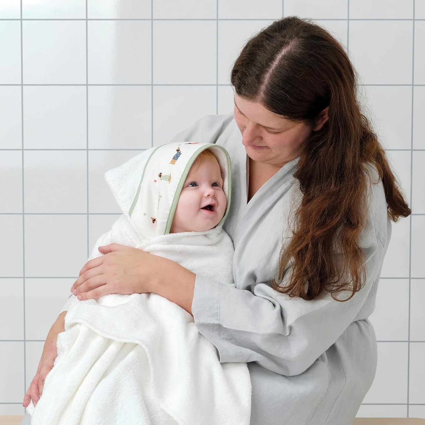 DRÖMSLOTT baby towel with hood, 60x125 cm, puppy pattern/white